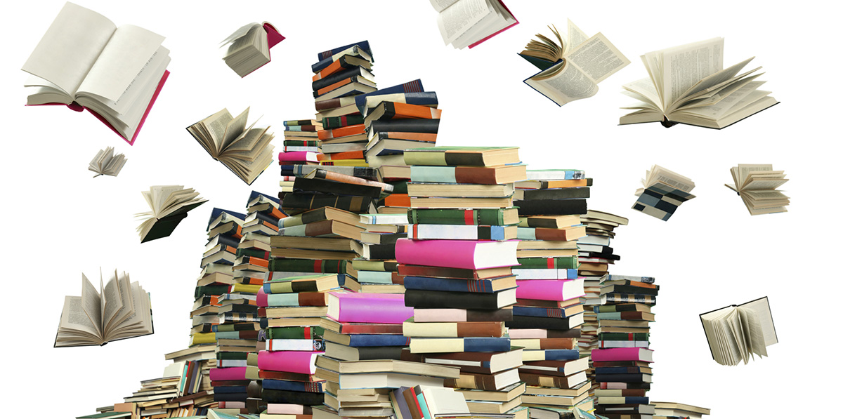 Piles de livres et livres qui s'envolent